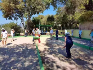 groupe jouant à la pétanque à nice - Riviera Wine Gaming