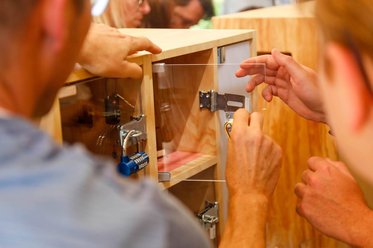 Riviera Wine Gaming, Participants résolvant une énigme de Wine Gaming pour débloquer une fiole de vin, concept d'escape game œnologique sur la Côte d'Azur.