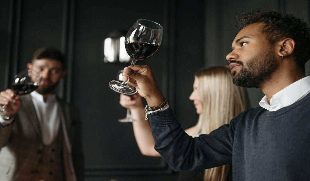 Analyse visuelle d'un vin rouge lors d'un atelier d'initiation à la dégustation traditionnelle pour entreprise. Riviera Wine Gaming