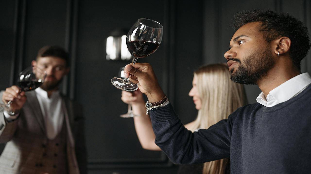 Dégustation vs Wine Gaming : comparaison des animations œnologiques pour team building