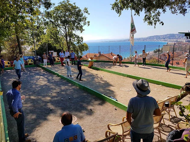 Lire la suite à propos de l’article Ce terrain de pétanque à Nice, les Niçois font tout pour qu&rsquo;on ne le trouve pas.
