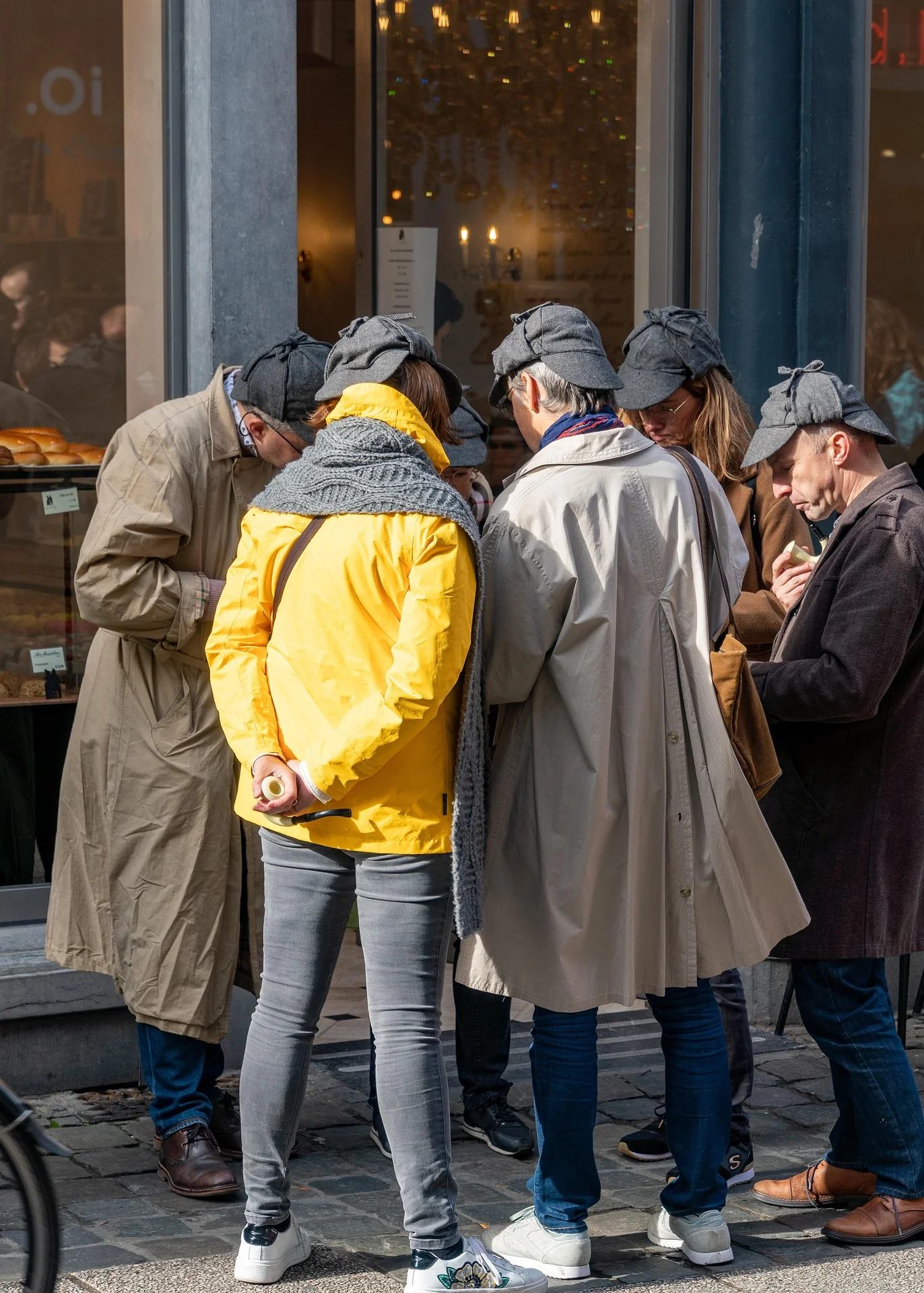 Groupe résolvant une énigme