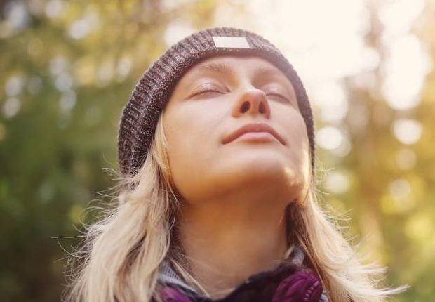 femme en randonnée et méditation